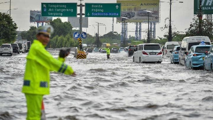 Banjir Tol Bandara Soetta Belum Surut, Lalu Lintas Tersendat